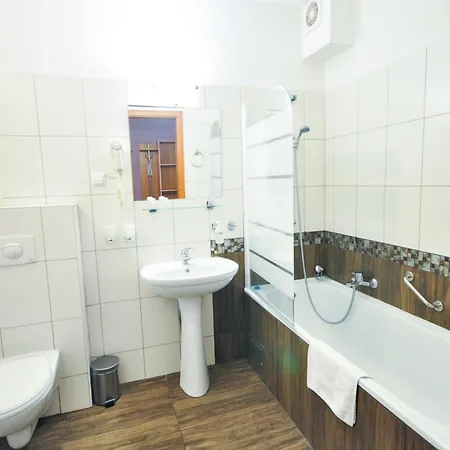 Trzy Swiaty & Wellness Rajska Wyspa ホテル 3*